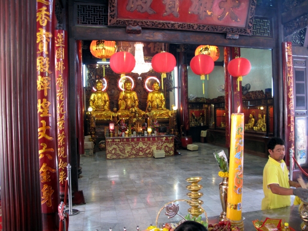 The main altar of Wat Mangkon Kamalawat