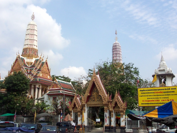 Wat Chakrawat as seen from the main parking lot