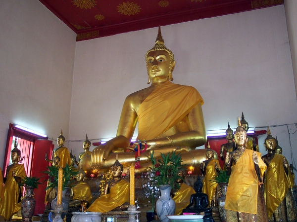 The Buddha images on the main altar