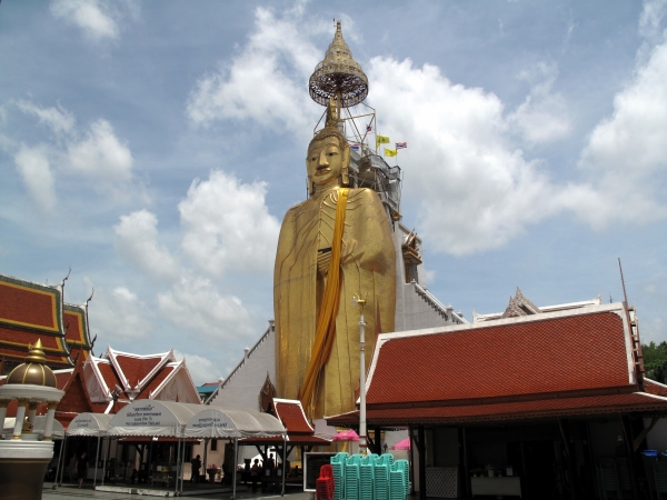 The huge standing Buddha of Wat Indrawiharn