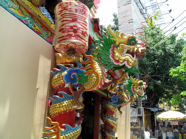 Colorful dragons outside a Chinese shrine next to Wat Hua Lampong