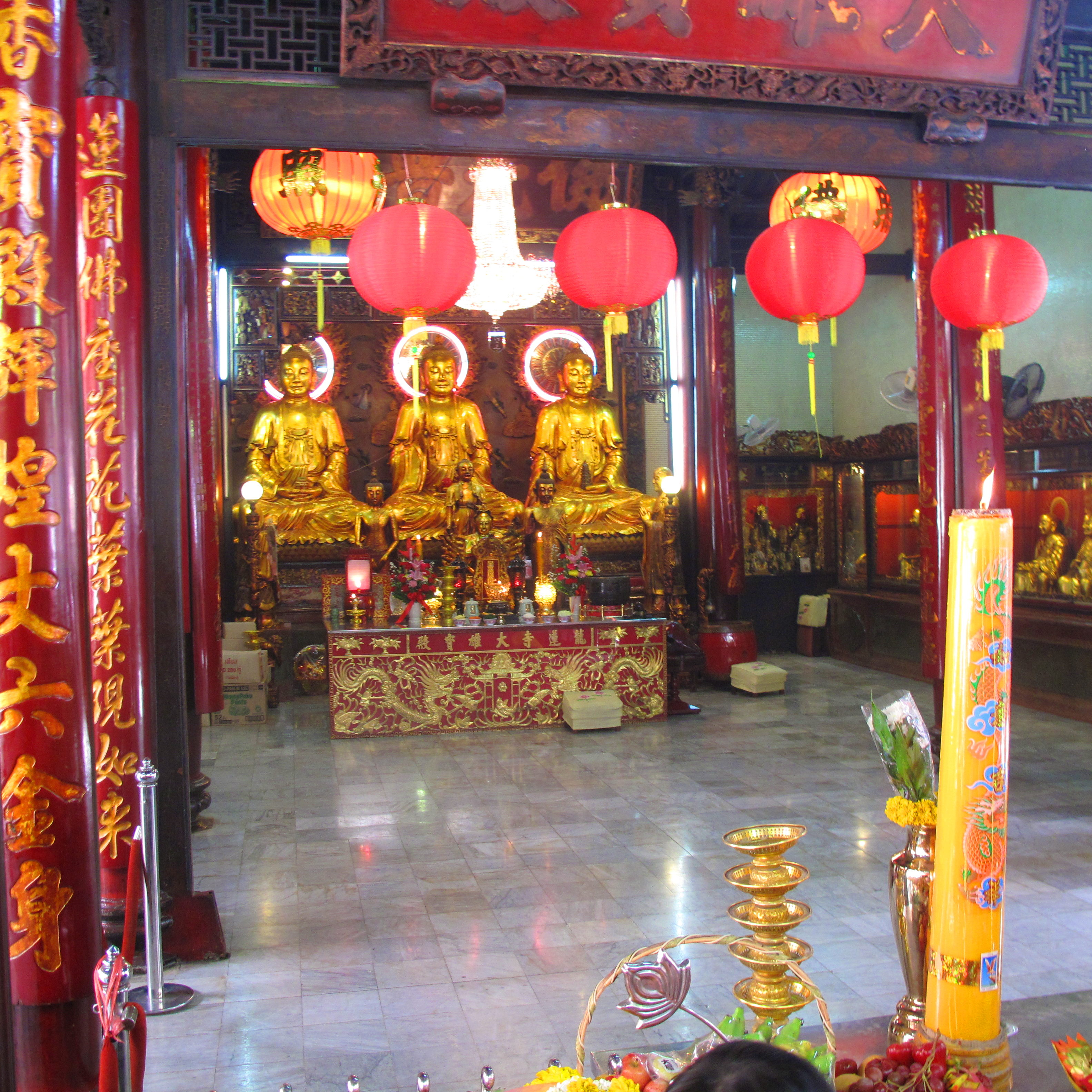 The main altar of Wat Mangkon Kamalawat