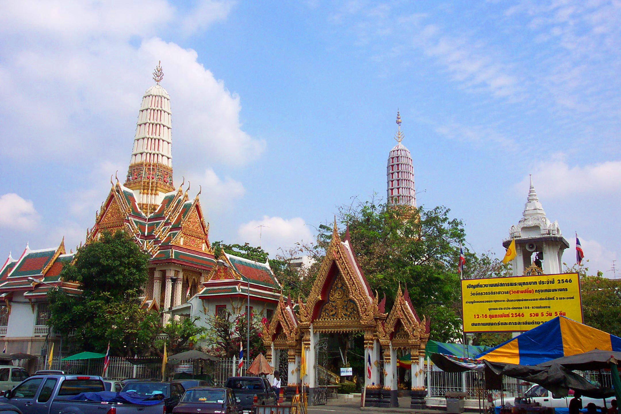 Wat Chakrawat as seen from the main parking lot