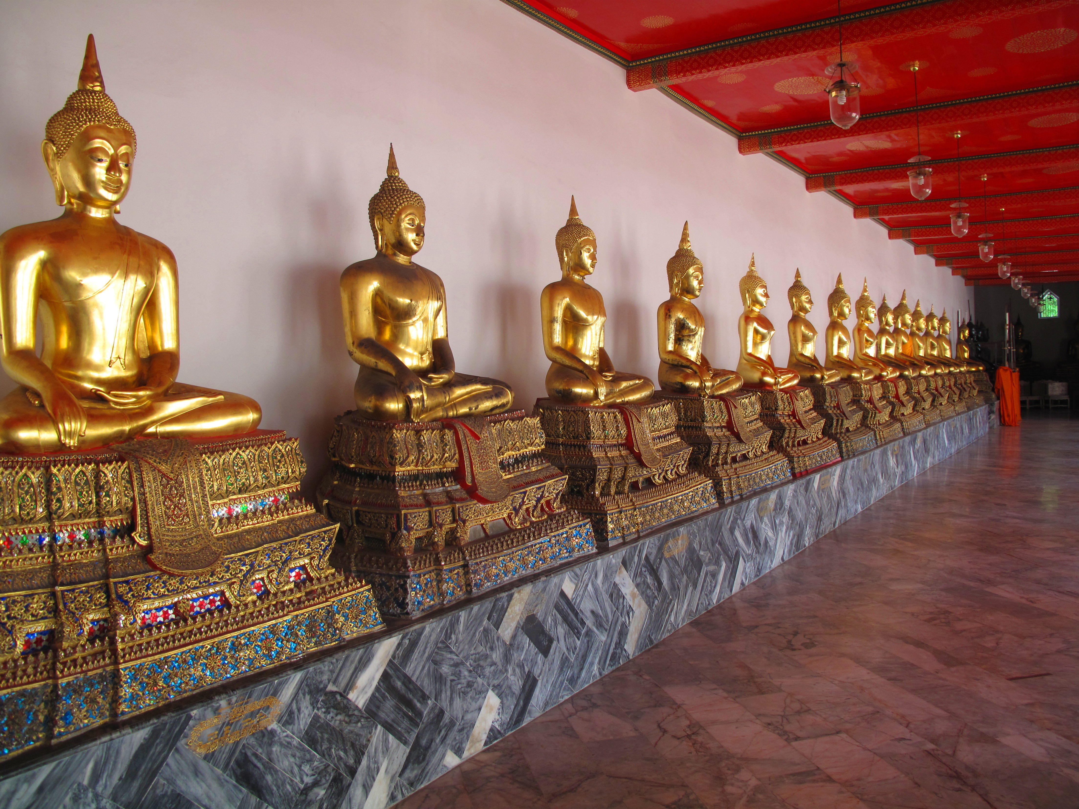 Row a seated Buddhas lining the cloister around the Ordination Hall